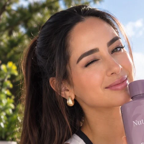Eva Bicerra guiñando el ojo con Nutriplus en la mano